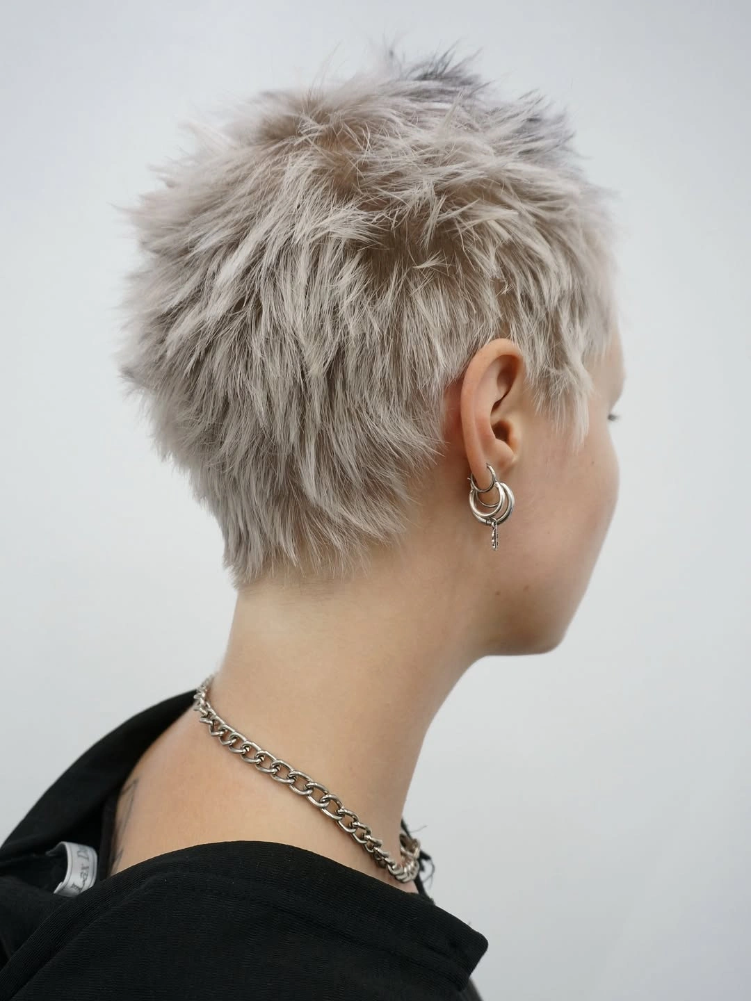 fall short haircuts 2026 Textured Platinum Pixie With Modern Edge