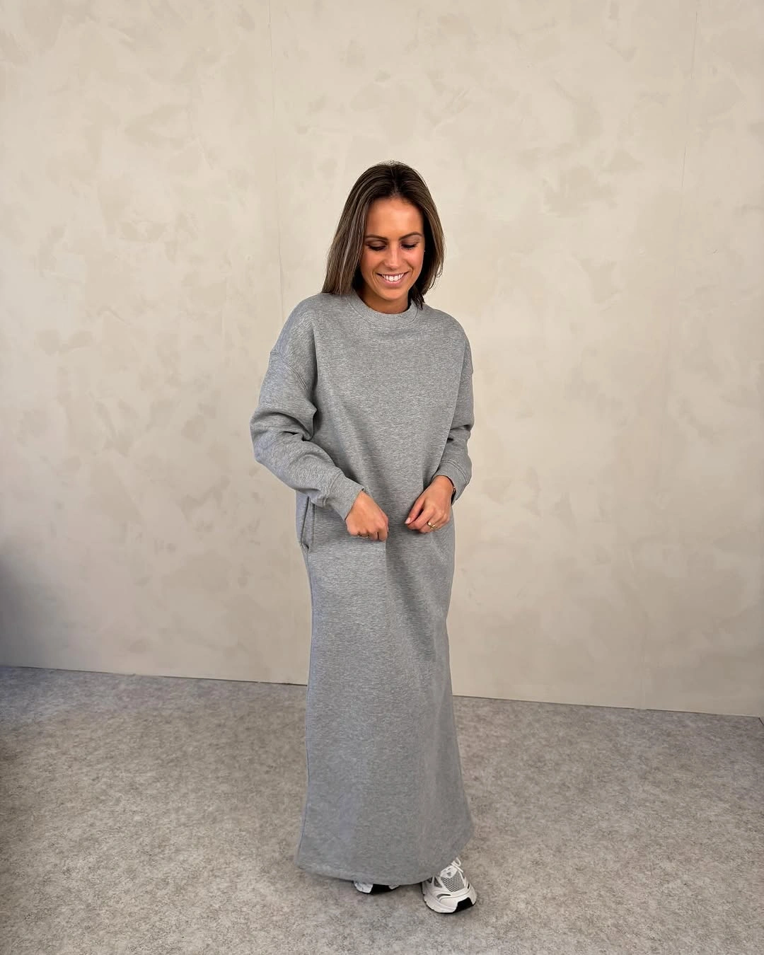 fall sweater dress outfits 2026 Relaxed Gray Maxi Sweater Dress With Sneakers