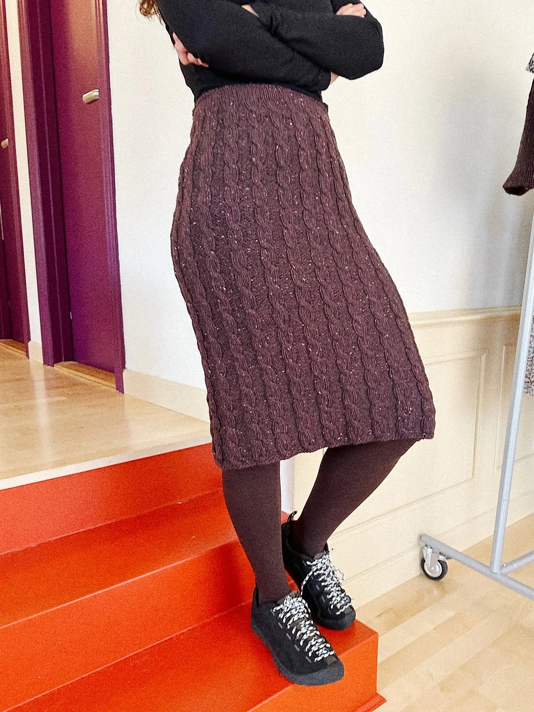 knit skirt outfits fall 2026 Textured Brown Midi Knit Skirt With A Black Sweater