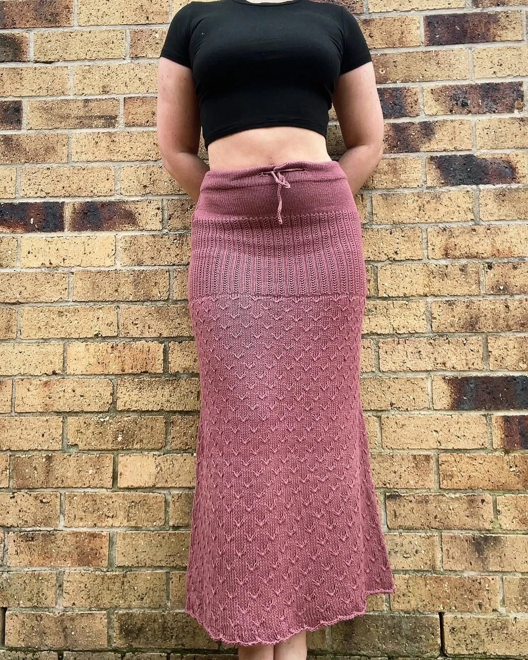 knit skirt outfits fall 2026 Pink Long Knit Skirt With A Minimal Black Top