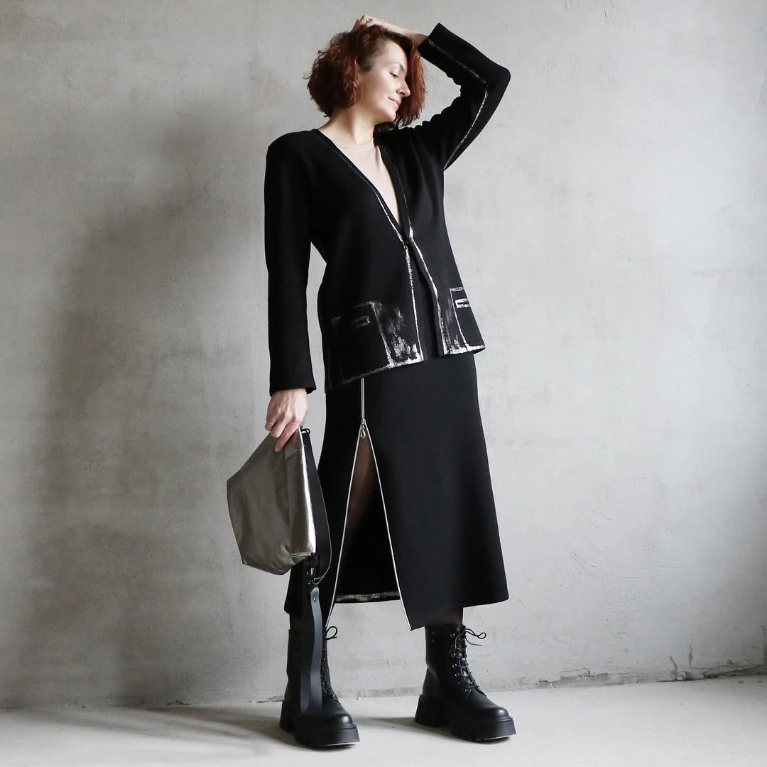 knit skirt outfits fall 2026 Elegant Black Long Knit Skirt With Statement Boots