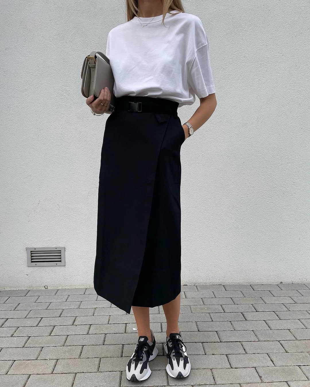 midi skirt fall outfit 2026 Minimal Black Midi Skirt Outfit With Everyday Basics