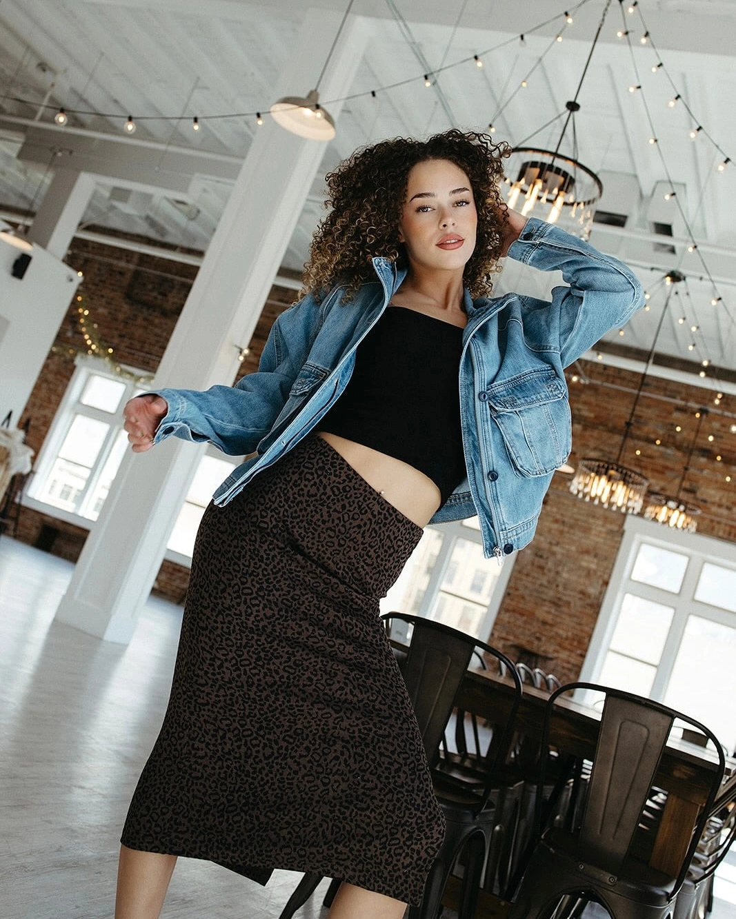 midi skirt fall outfit 2026 Denim Jacket And Leopard Midi Skirt For A Relaxed Fall Mood