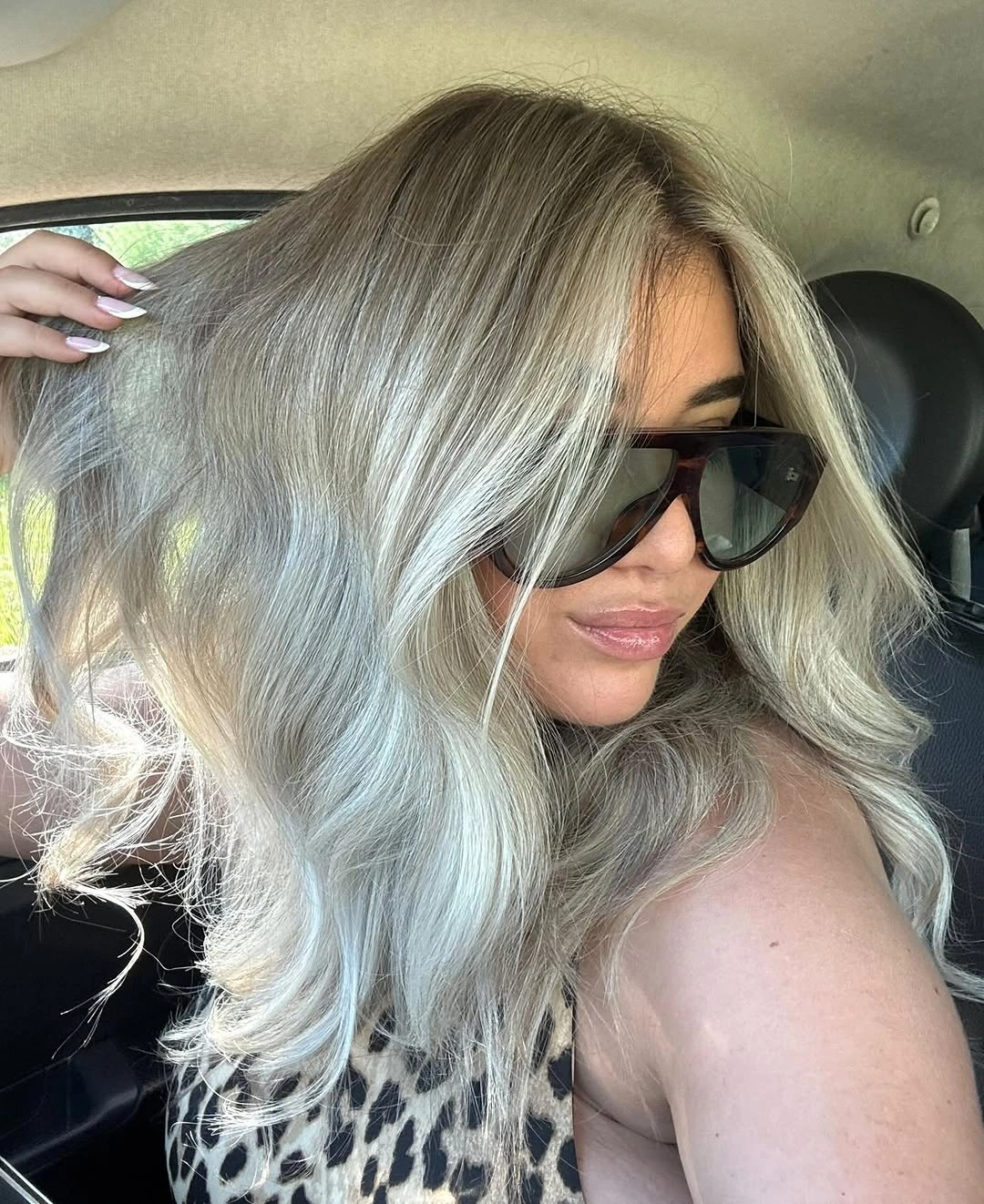 September hairstyles ideas 2026 Icy Blonde Curls With Soft Shadow