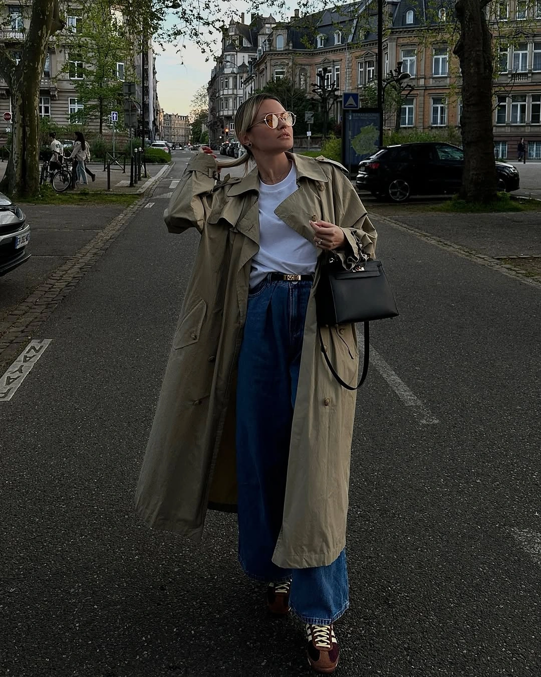 Trench coat fall outfits 2026 Green Trench Coat With Jeans For Effortless Street Style