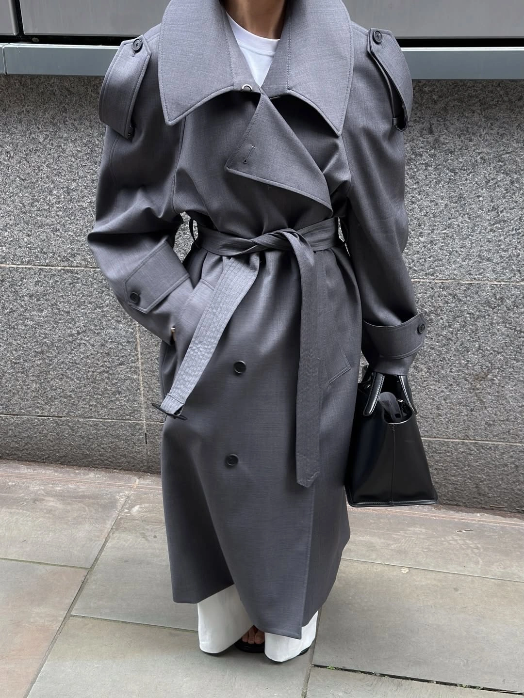 Trench coat fall outfits 2026 Grey Trench Coat With Modern Architectural Shape