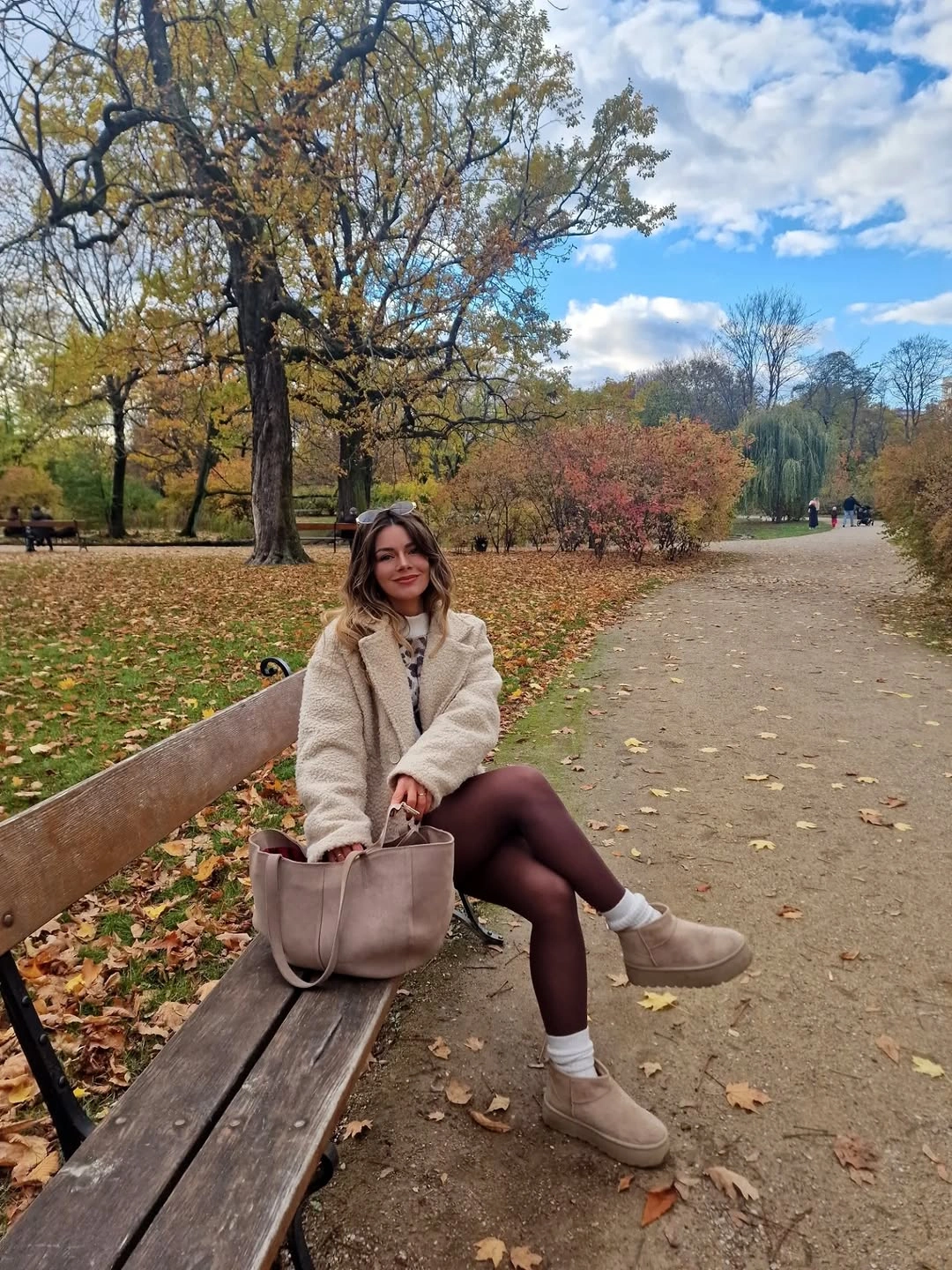what are the best fall outfits for casual days? Cozy Park Walk Style for Crisp Autumn Afternoons