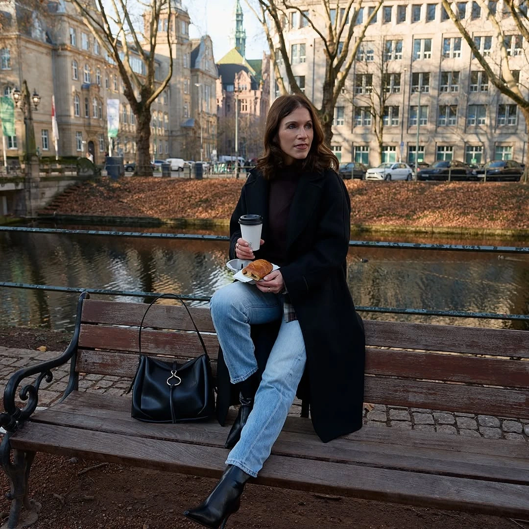 what are the best fall outfits for casual days? Classic Jeans and a Long Coat for Slow Autumn Mornings