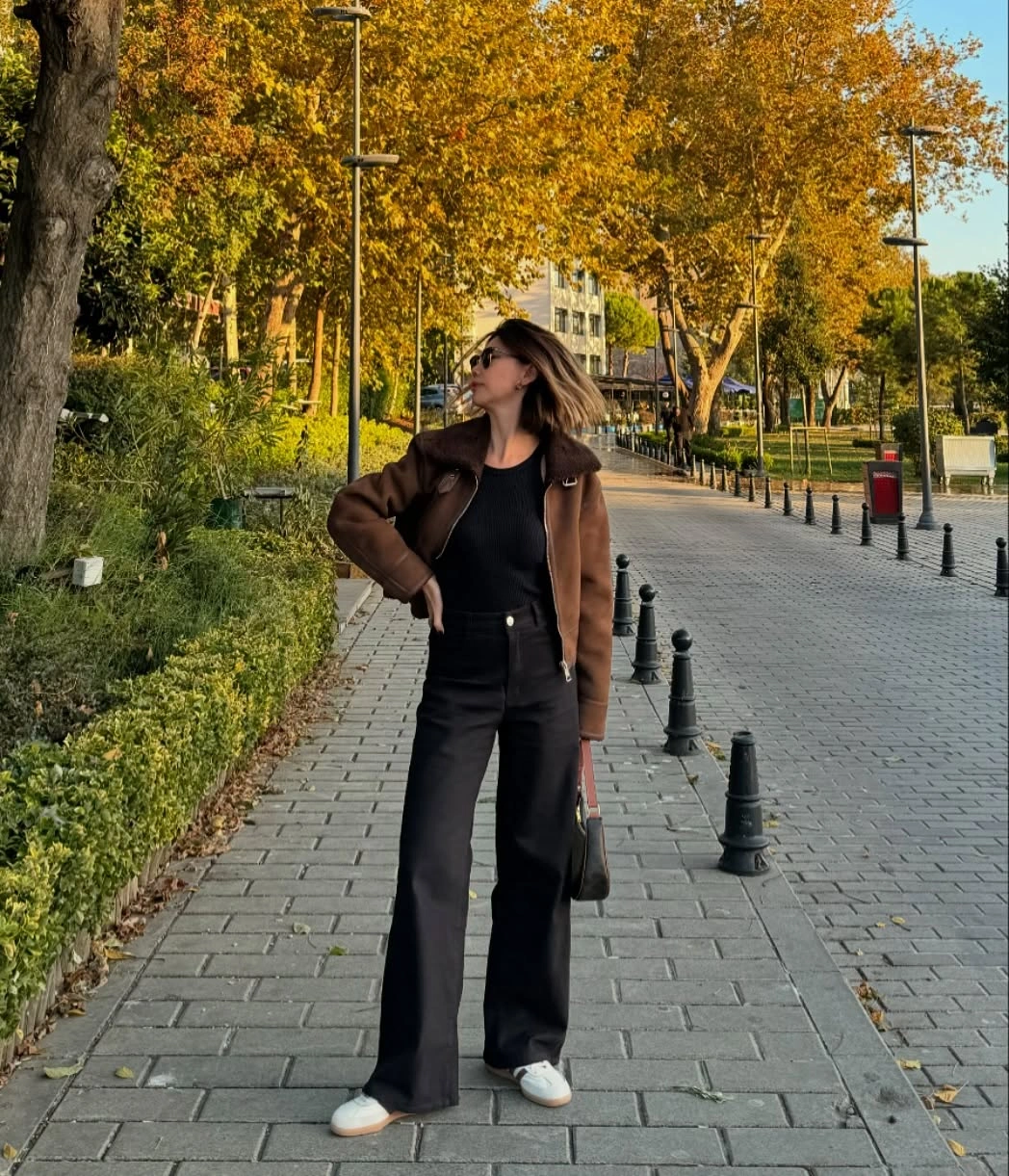 wide leg jeans outfit fall 2026 Black Wide Jeans With A Warm Autumn Jacket Combination