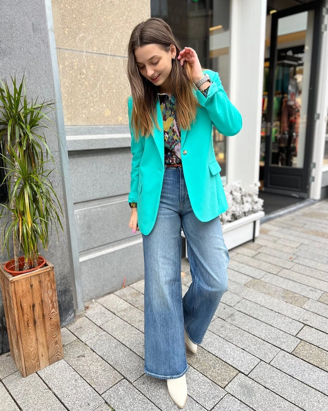 wide leg jeans outfit fall 2026 Bright Blazer And Wide Jeans For A Modern Fall Statement