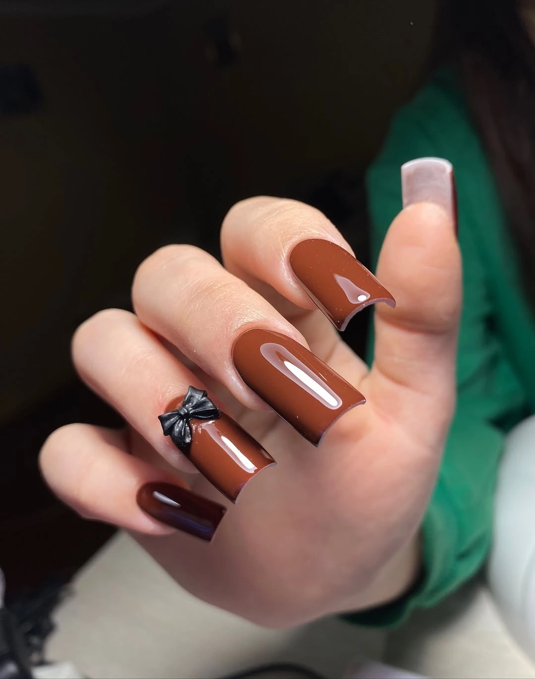 Medium square nails mixing caramel and chocolate brown tones