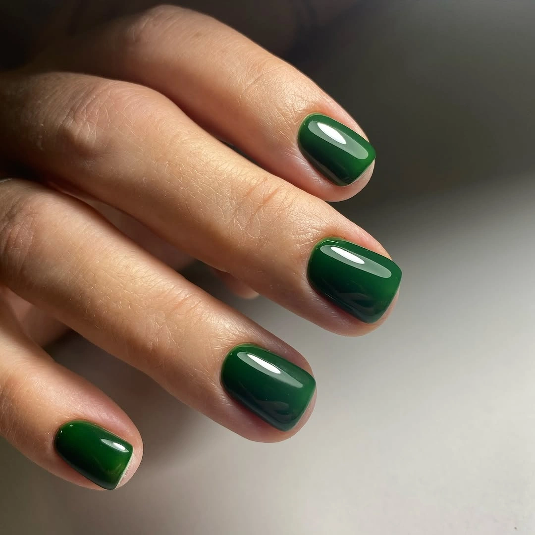 Short rounded-square nails in glossy deep emerald green