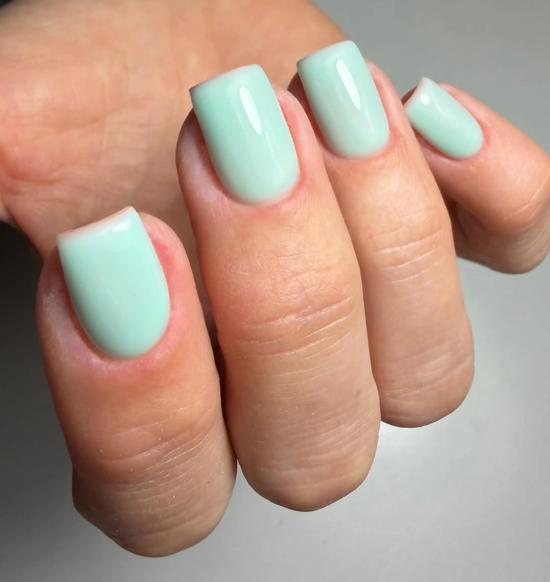 Short rounded-square nails in glossy soft mint green