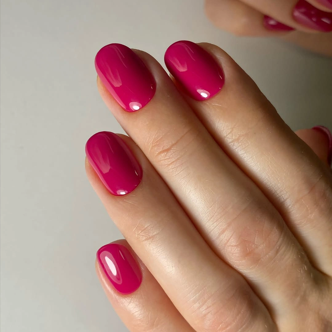 Short rounded berry pink nails with high gloss