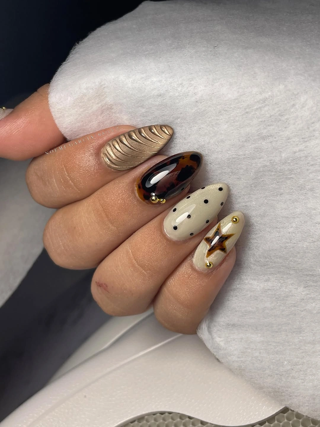 Tortoiseshell accent nails with dots and gold