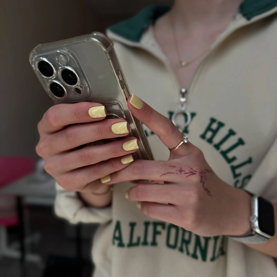 Butter yellow short square nails
