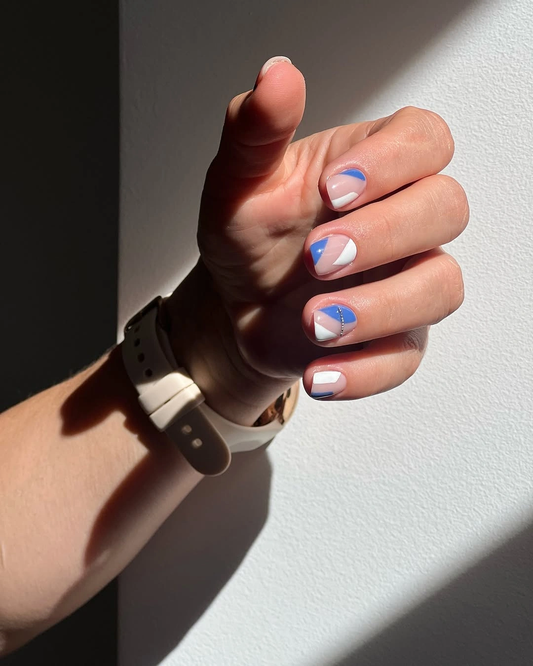 Short nails with blue and white geometric blocks