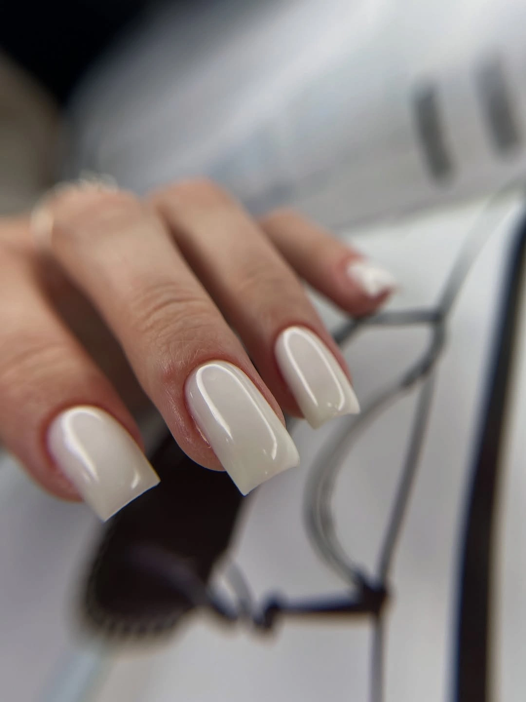 Creamy short square nails with glossy finish