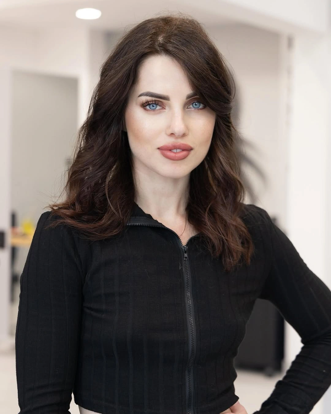 Dark brunette hair with a full side-parted shape