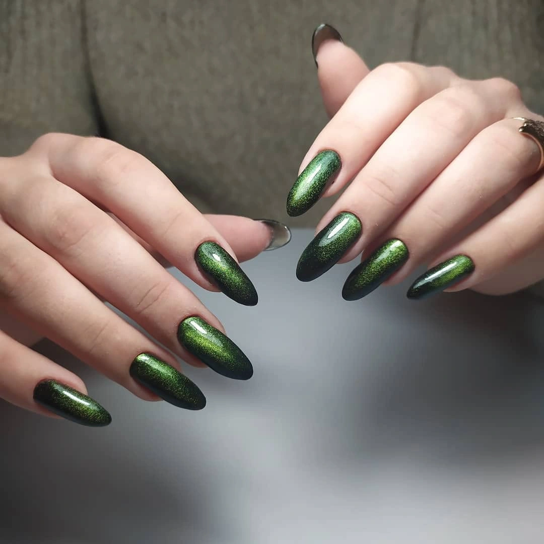 Long black stiletto nails with sleek central reflections