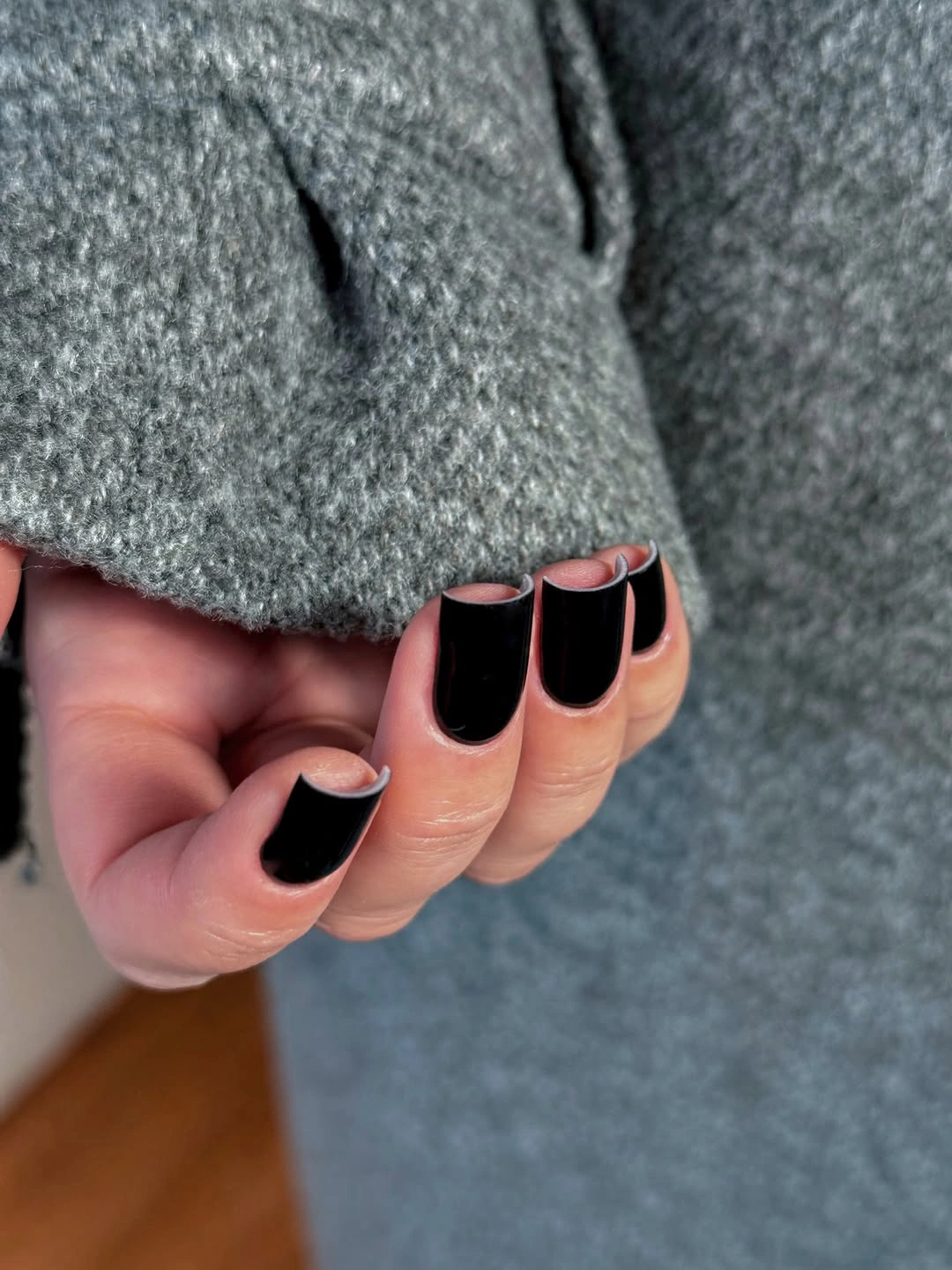 Medium glossy black nails with square tips