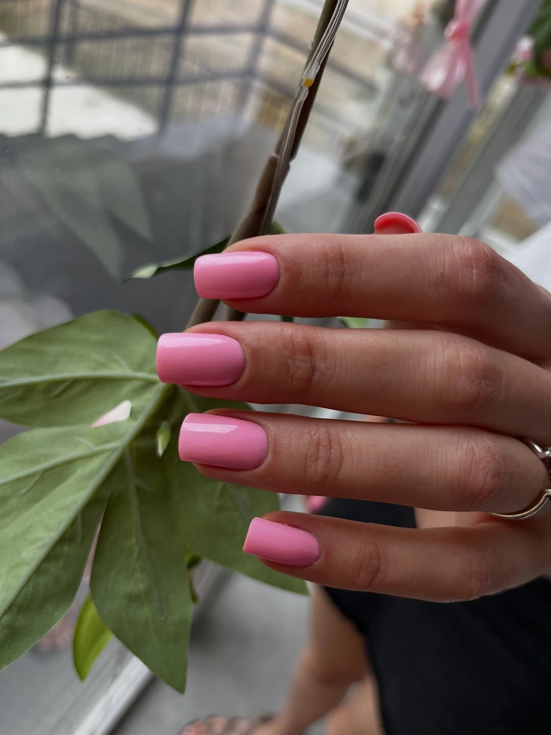 Vivid bubblegum pink glossy square nails