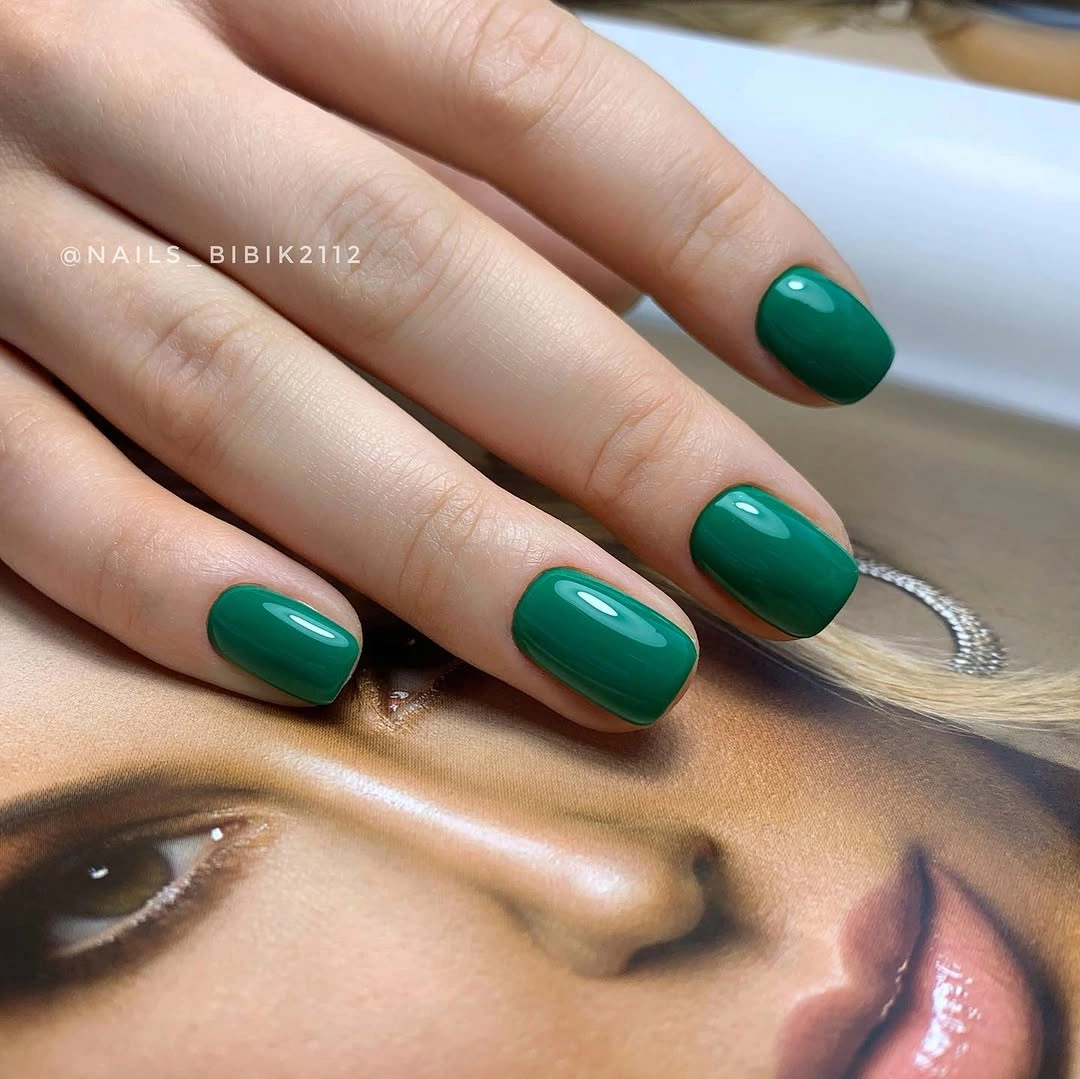 short green nails in two glossy shades
