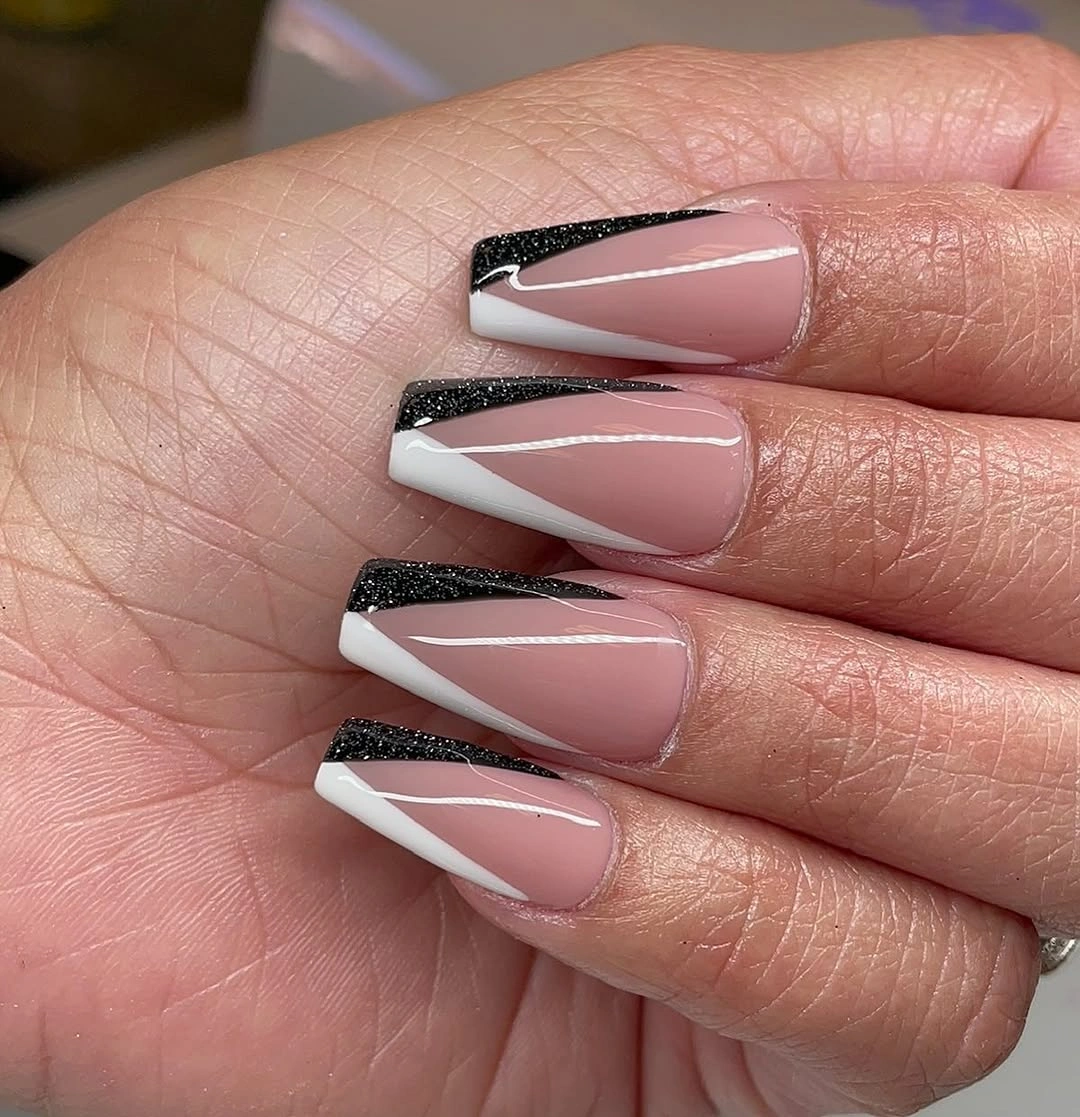 Short nude coffin nails with black and white diagonal French bands