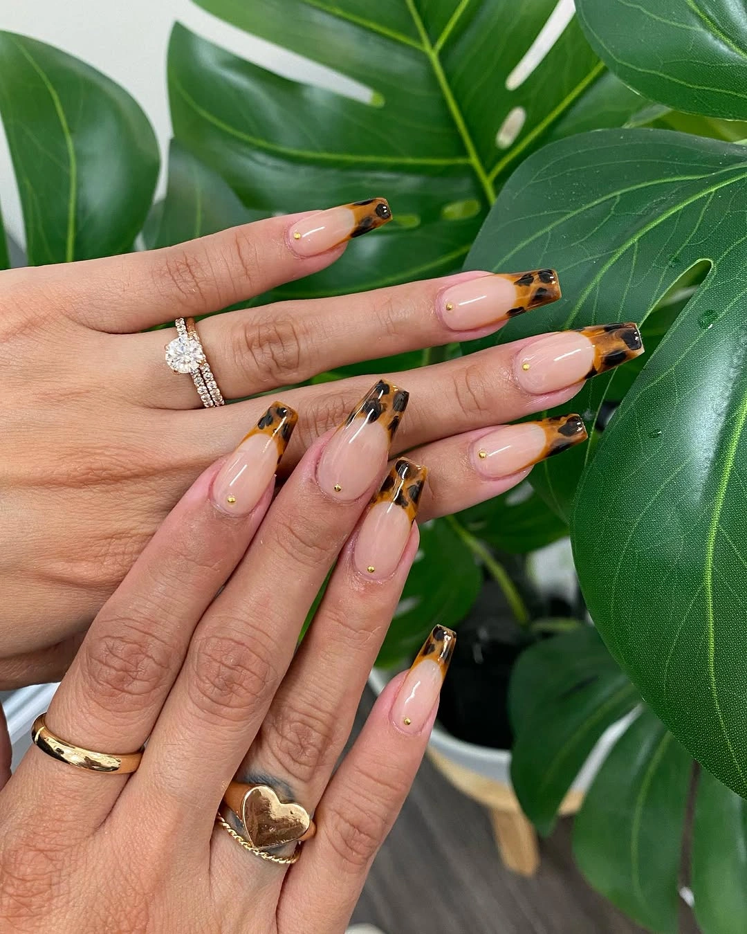 Short nude coffin nails with spotted brown and amber tips