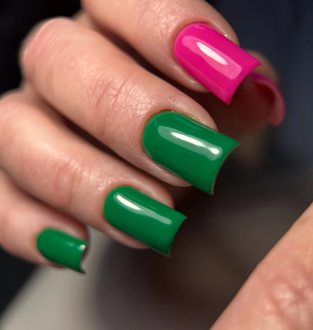 Medium square nails alternating glossy fuchsia pink and emerald green