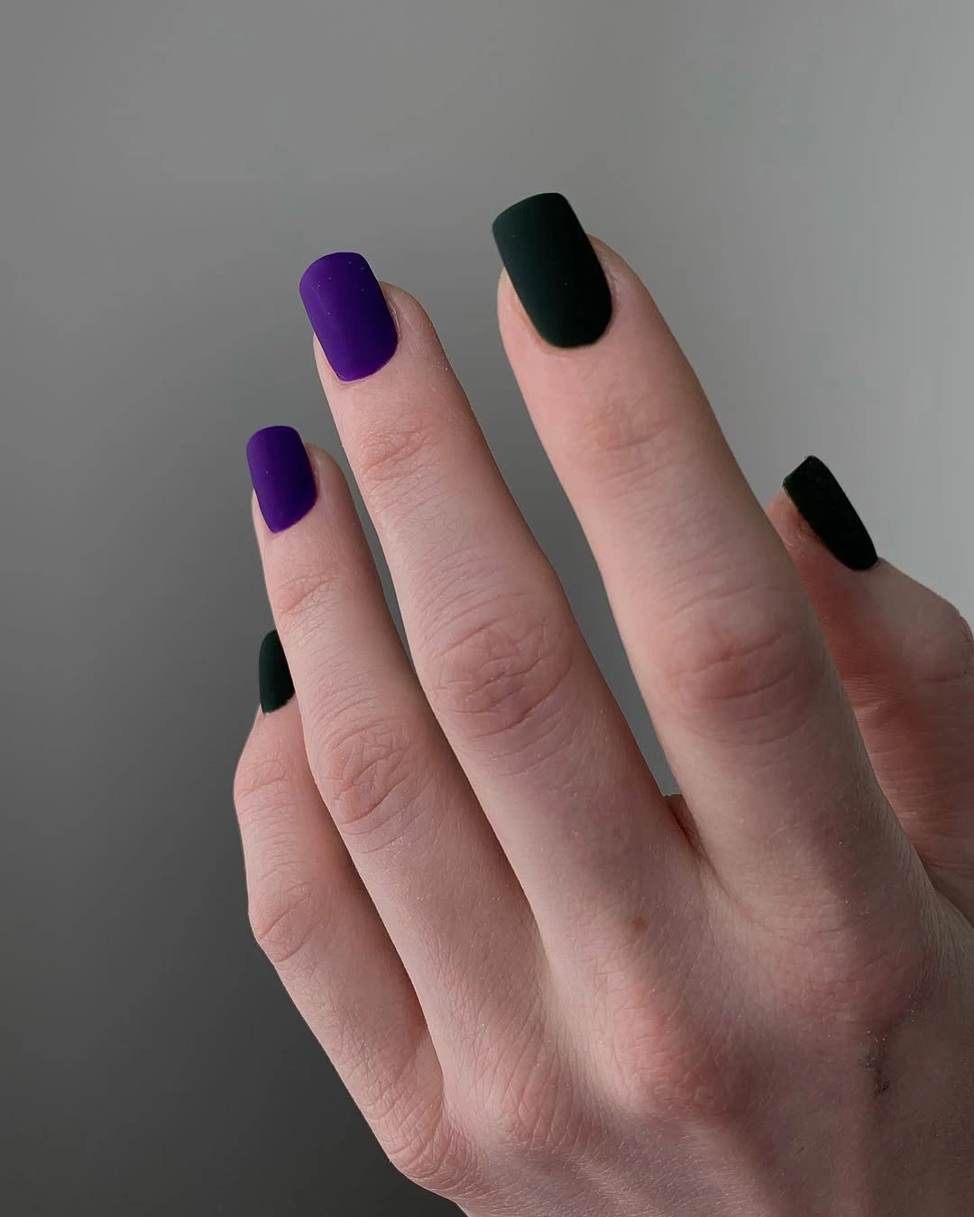 Medium matte square nails alternating violet and near-black dark green shades