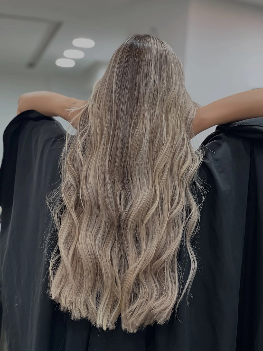 Long cool beige-blonde waves with soft root depth