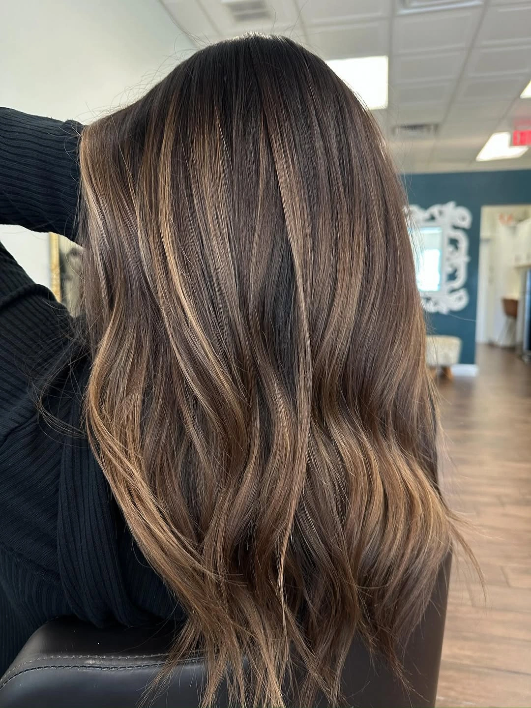 Long brown waves with fine beige highlight ribbons