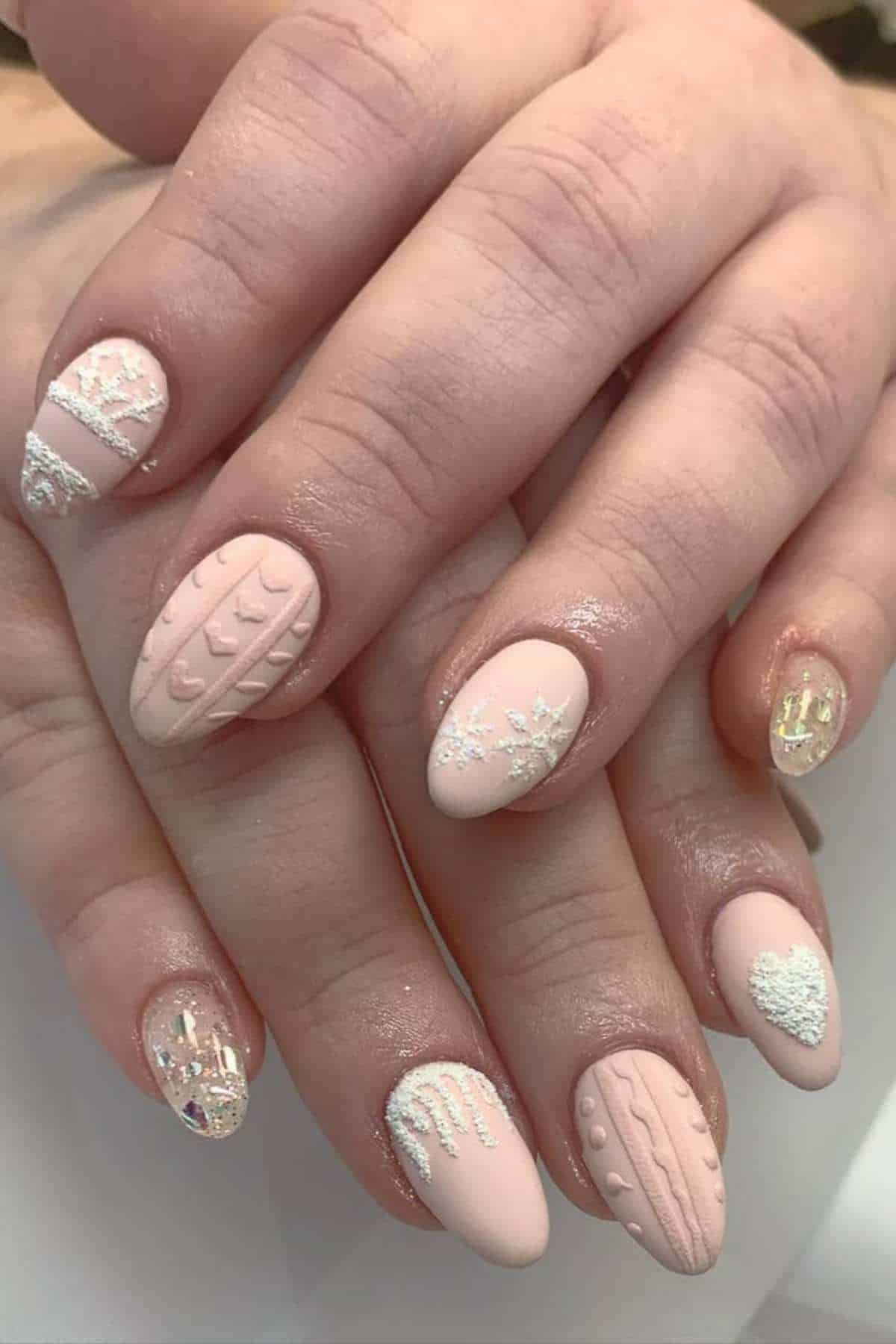 40 Short Winter Nails That Bring Subtle Sparkle to the Season