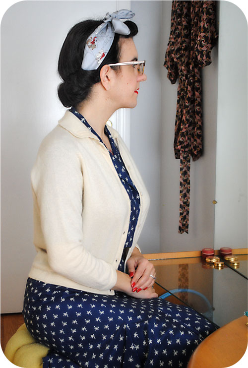 Chin-Length Bob with Side Bangs Chin-Length Bob with Side Bangs — Winter Hairstyles with Scarf