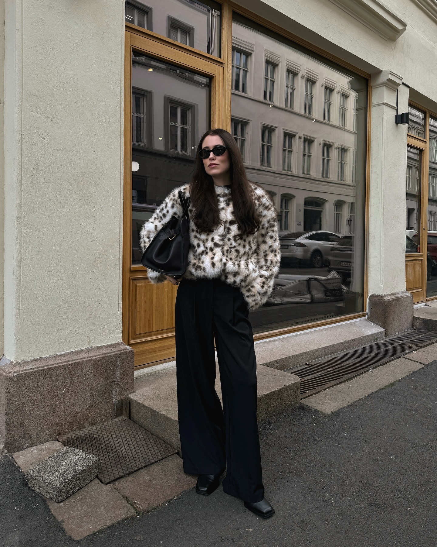 Leopard Print Knit Sweater with High-Waisted Trousers Leopard Print Knit Sweater with High-Waisted Trousers — Winter Streetwear Outfits