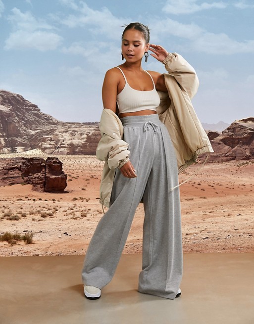 Dramatic Silhouette: Extremely Wide-Leg Sweatpants with Puffer Jacket — Sweatpants Outfits