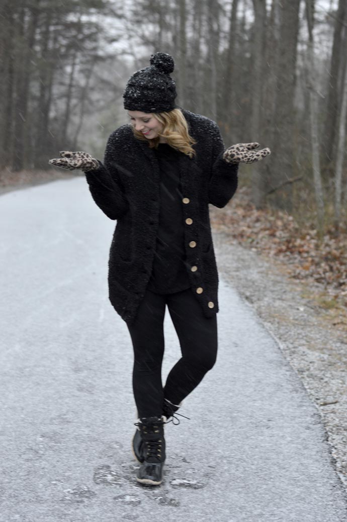 All-Black Ensemble with Leopard Gloves for Textured Winter Style — Snow Day Outfits