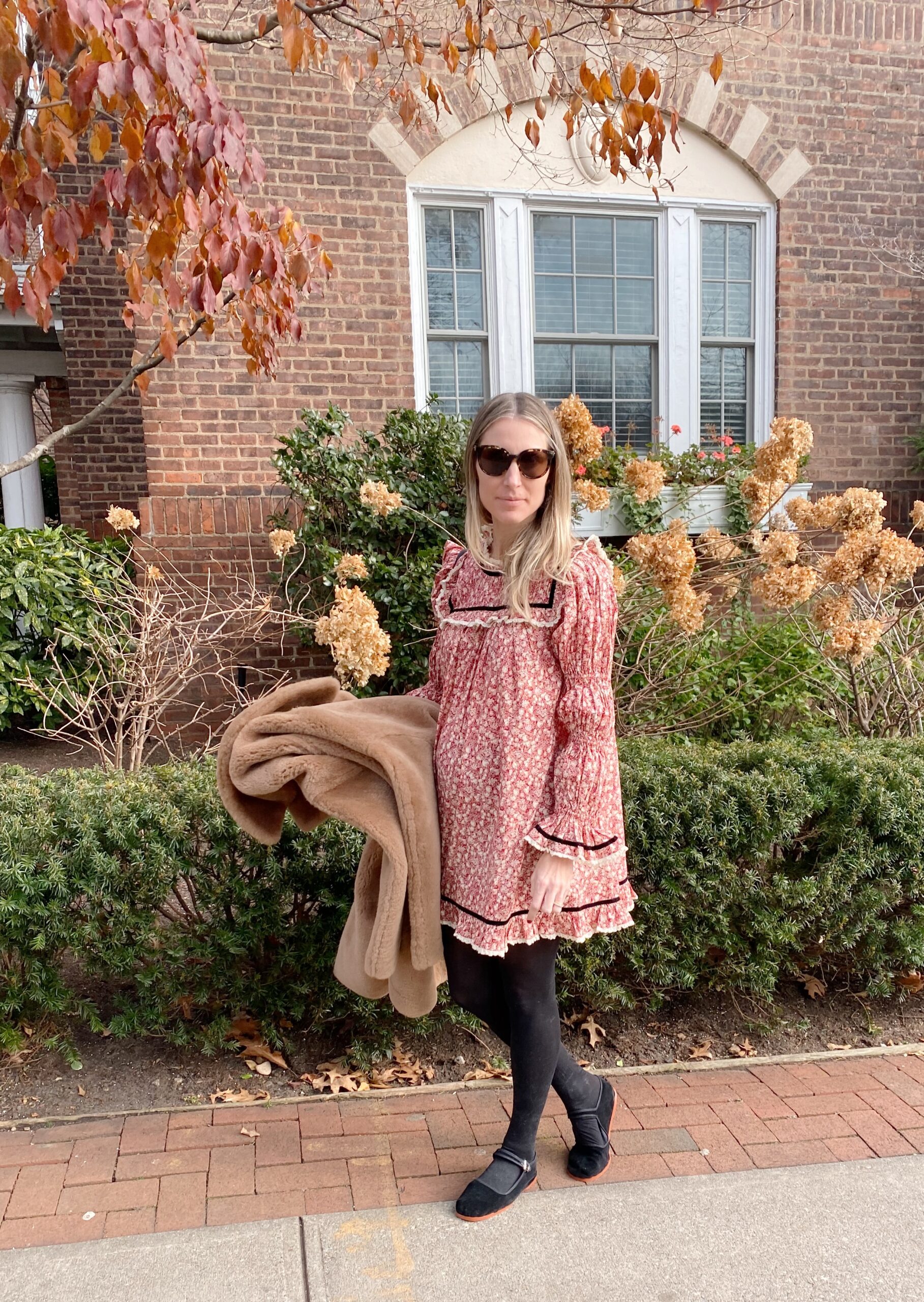 Casual Floral Print Dress with Faux Fur for Day Outings Casual Floral Print Dress with Faux Fur for Day Outings — Winter Maternity Outfits