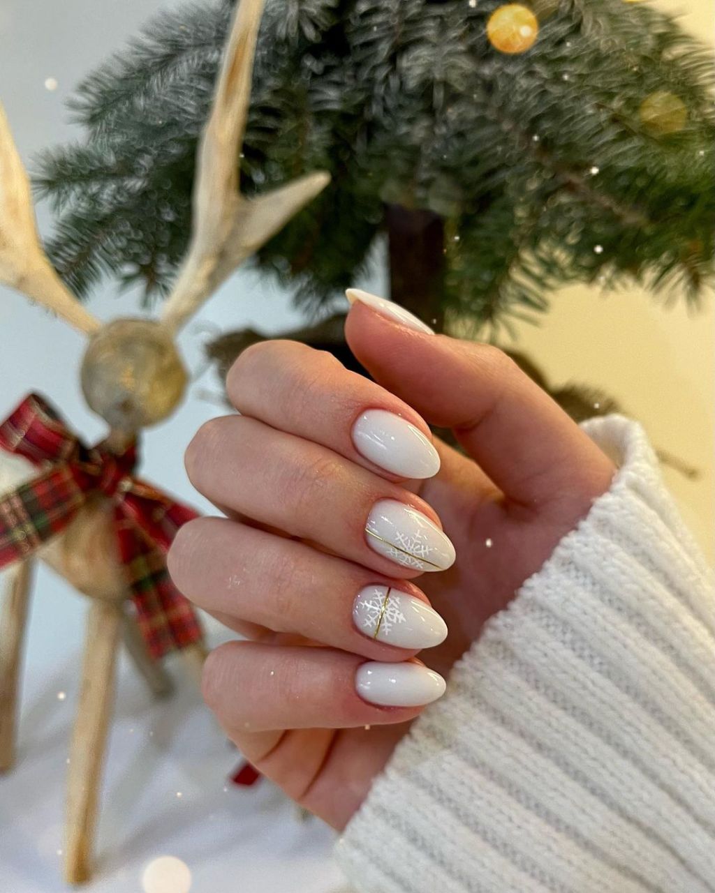 White Almond with Gold Line Art White Almond with Gold Line Art — Short Winter Acrylic Nails