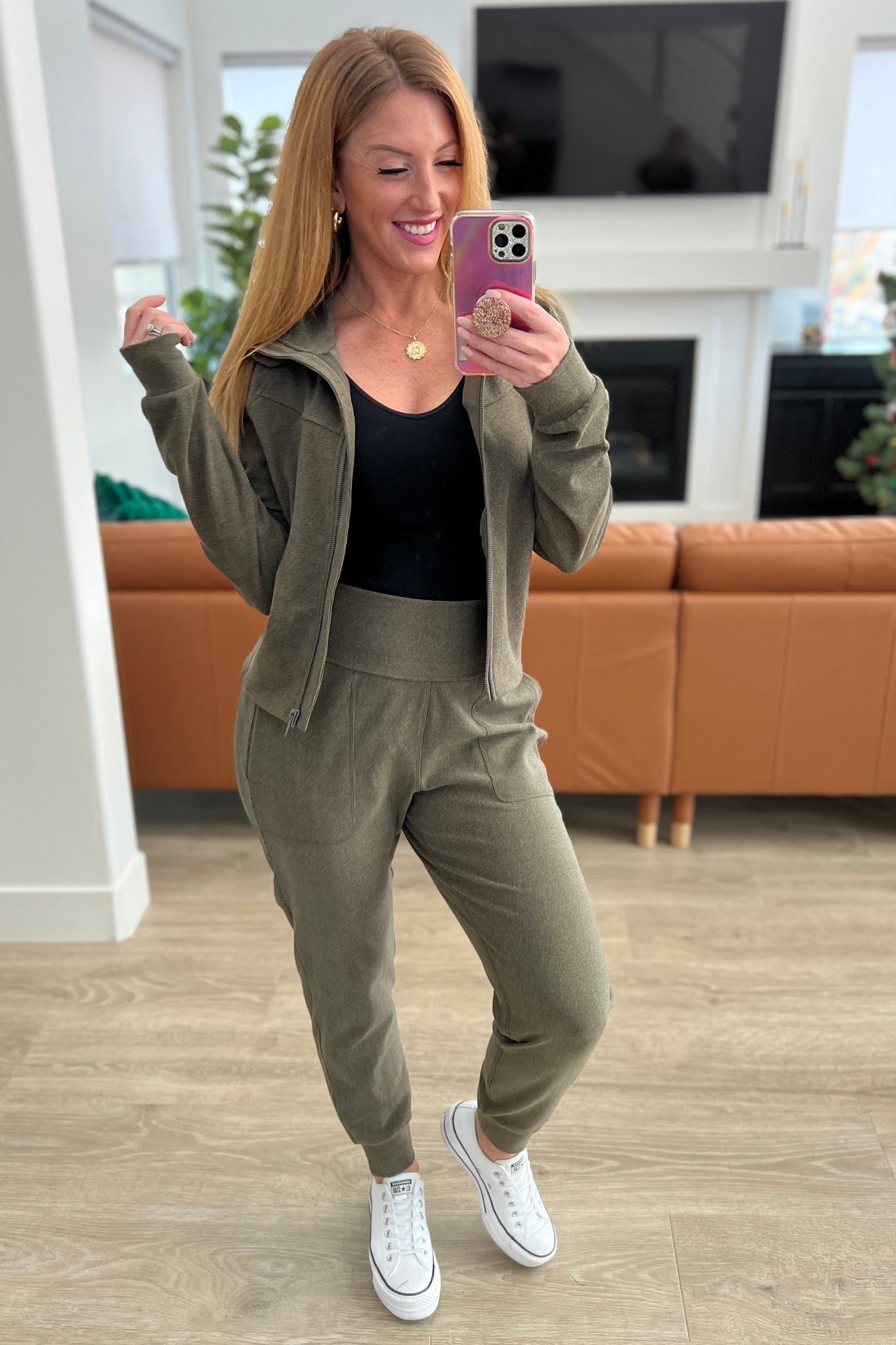 Sporty Chic: Olive Green Joggers with White Sneakers and Gold Jewelry — Sweatpants Outfits