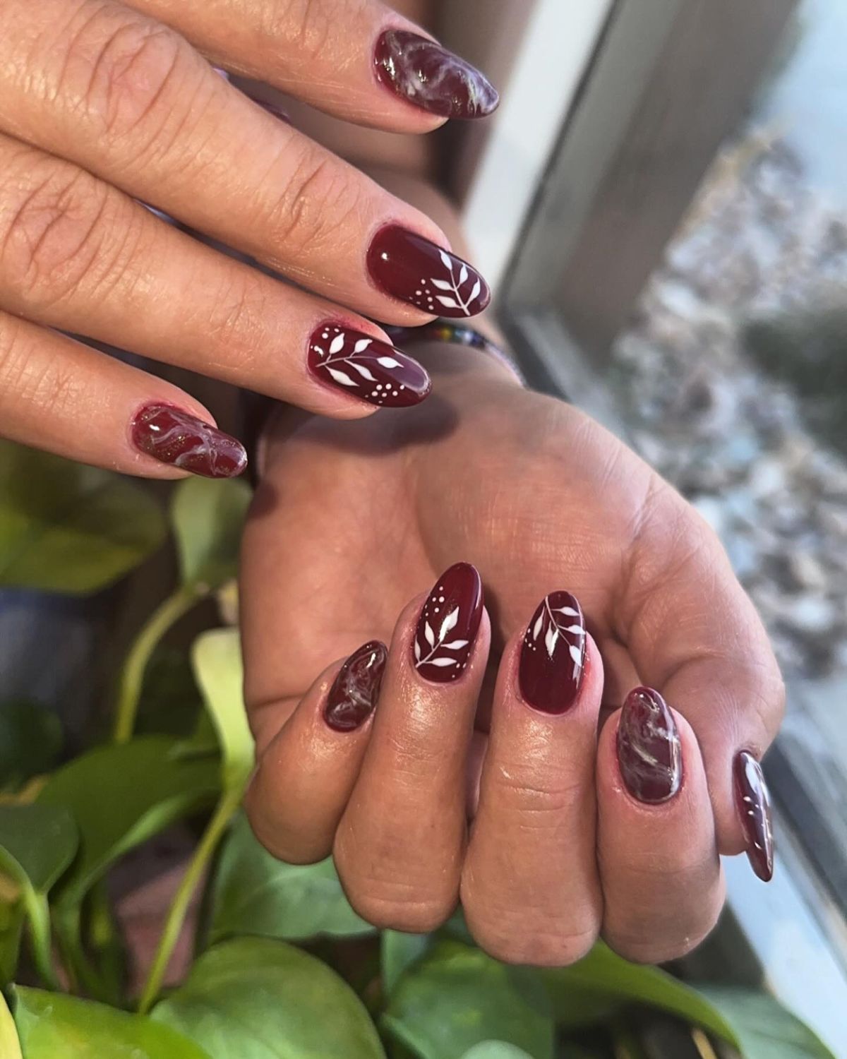 Marbled Burgundy with White Leaf Motif Marbled Burgundy with White Leaf Motif — Burgundy Nails