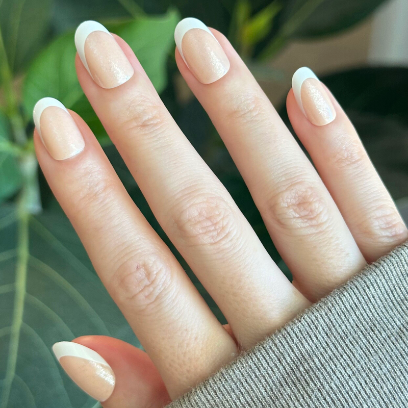 Shimmer French Tip Round Nails Shimmer French Tip Round Nails — Winter Round Nails