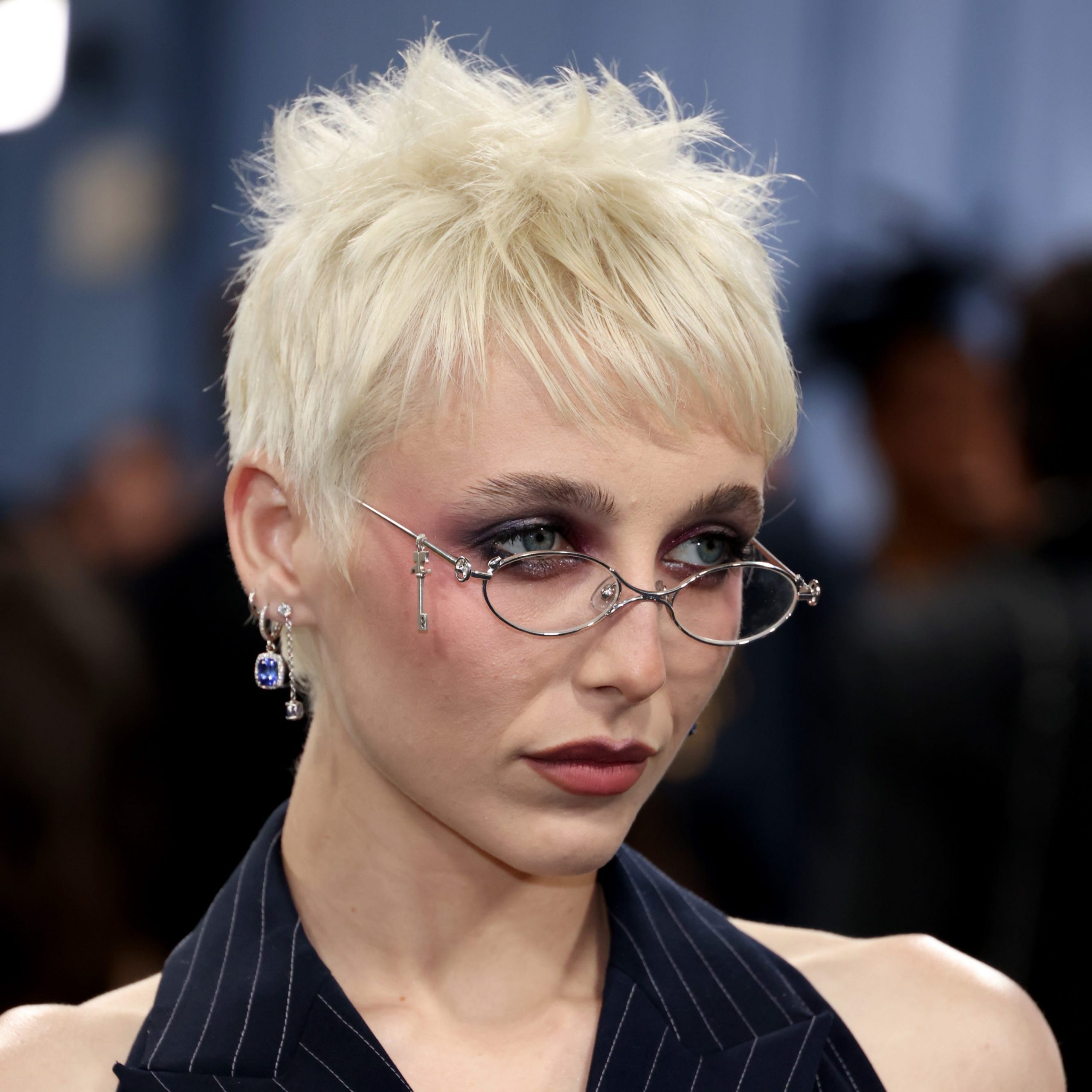 Messy Platinum Blonde Pixie With Choppy Fringe Messy Platinum Blonde Pixie With Choppy Fringe — Winter Pixie Haircuts