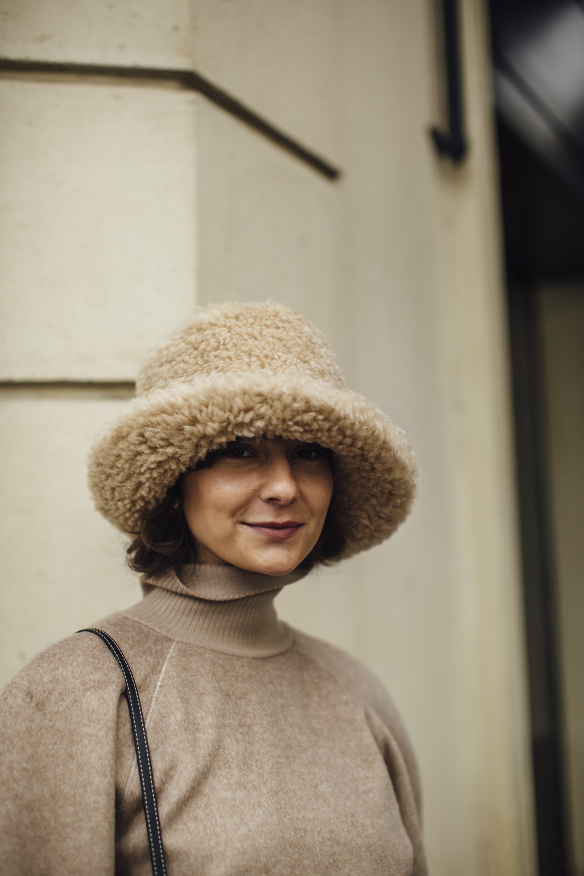 Wavy Shoulder Length With Bucket Hat Wavy Shoulder Length With Bucket Hat — Winter Hat Hairstyles