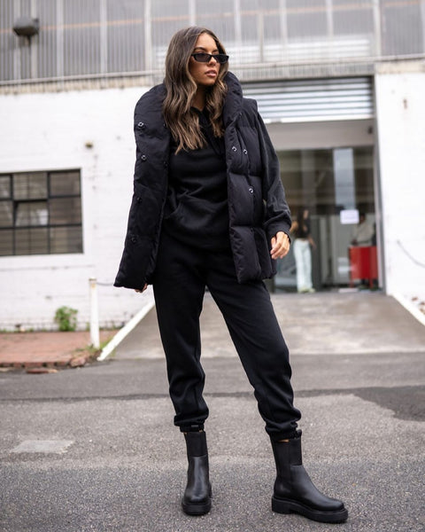 Monochromatic Black Puffer Vest Ensemble Monochromatic Black Puffer Vest Ensemble — Winter Puffer Jacket Outfits