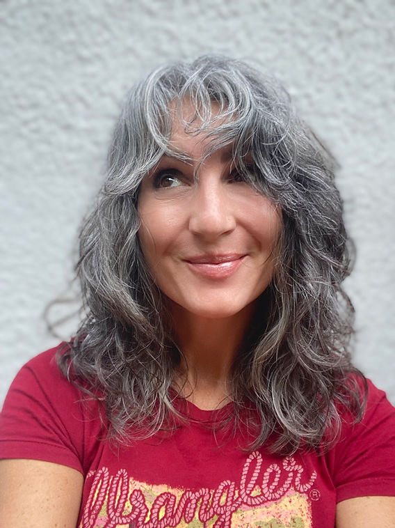 Tousled Grey Collarbone Shag Tousled Grey Collarbone Shag — Winter Shag Haircuts
