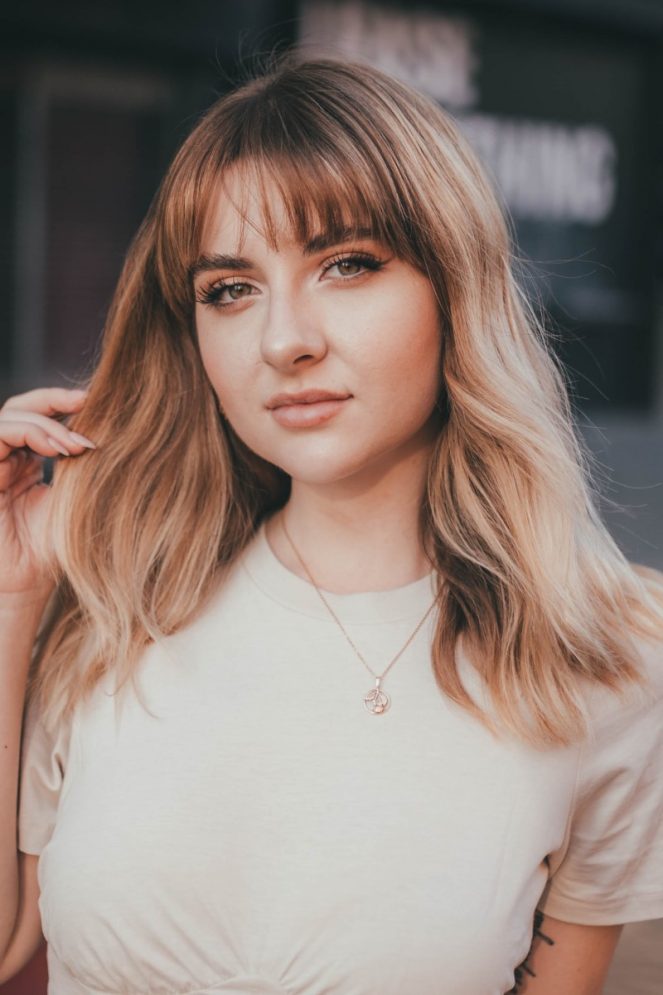 Warm Blonde Lob With Blunt Bangs Warm Blonde Lob With Blunt Bangs — Winter Hair Colors for Pale Skin