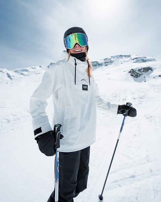 Minimalist Anorak: White Jacket and Black Pants for the Slopes Minimalist Anorak: White Jacket and Black Pants for the Slopes — Snowboarding Outfits