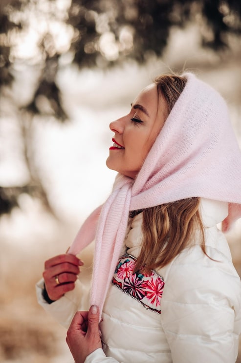 Collarbone Lob Ponytail with Side Bangs Collarbone Lob Ponytail with Side Bangs — Winter Hairstyles with Scarf